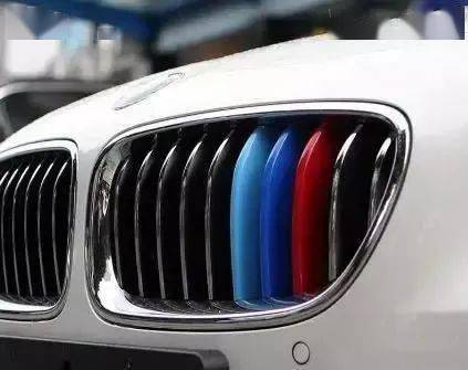 為什么有些寶馬車上會有三色彩條 有什么含義