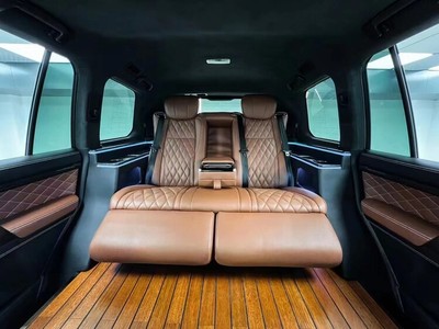 深圳工廠 陸巡/霸道普拉多改裝新潮流，電動沙發(fā)床與地板升級引領(lǐng)個性化車飾風(fēng)尚